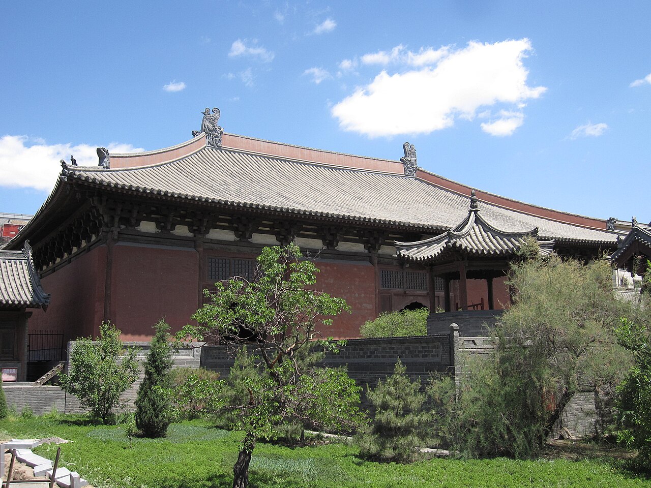 The Jin-dynasty main hall of Shanhua Temple under a summer sky