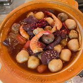 A clay pot of maoxuewang crowded with prawns, mushrooms and blood curd
