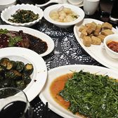 A table of Shanghai benbang home cooking, the dark braised dishes at the front
