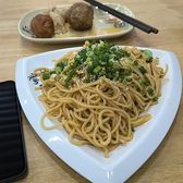 A plate of scallion-oil noodles topped with fried spring onion