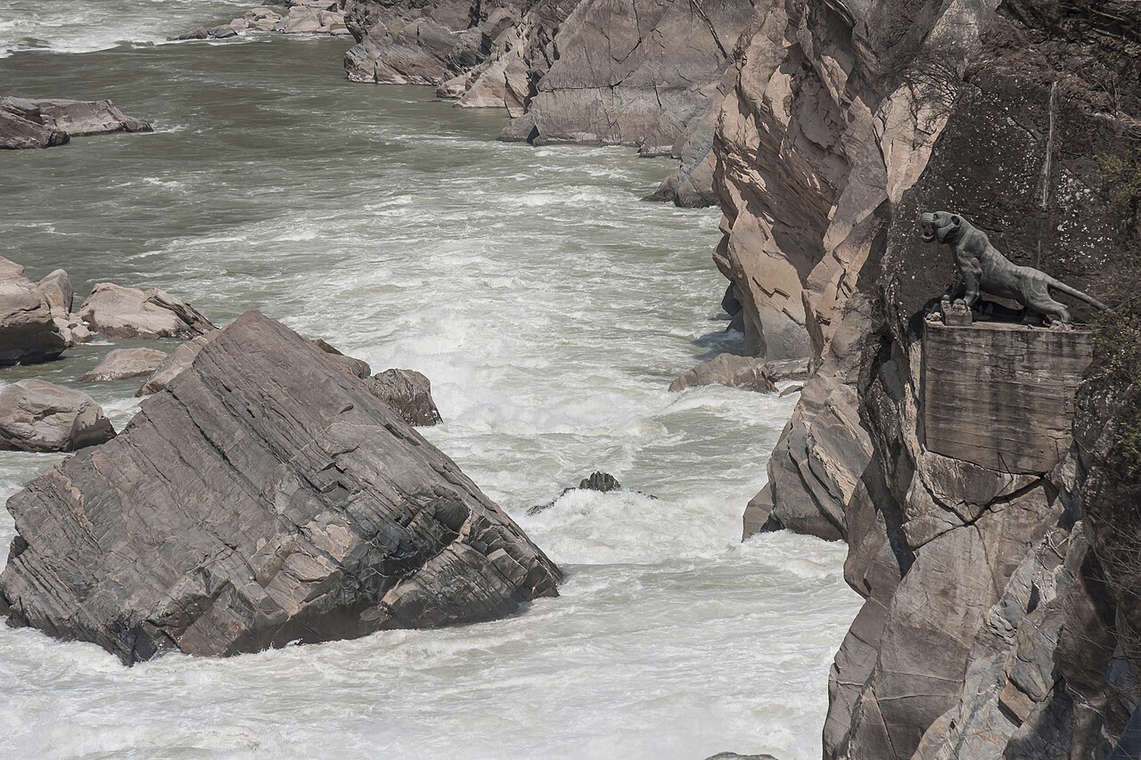 The Jinsha River forcing its way between boulders in Tiger Leaping Gorge