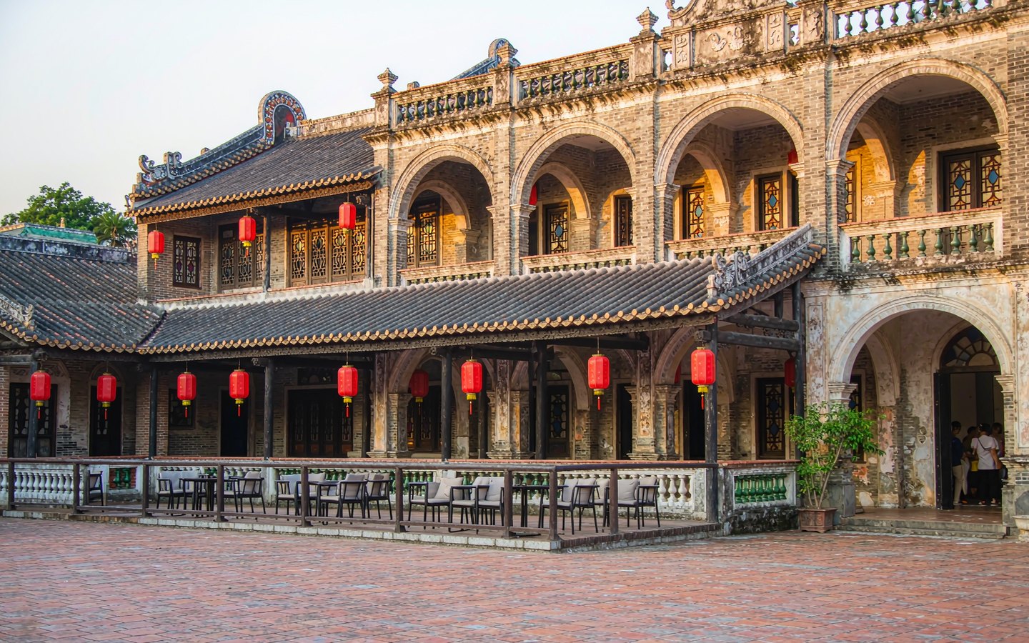 Courtyard house with arched verandas mixing Chinese and western styles