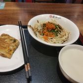 Hot dry noodles, doupi and soy milk provided by Cailinji