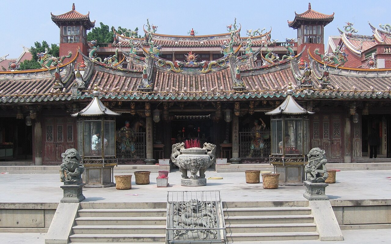 The porcelain-mosaic roof of Guanyue Temple above the incense burners