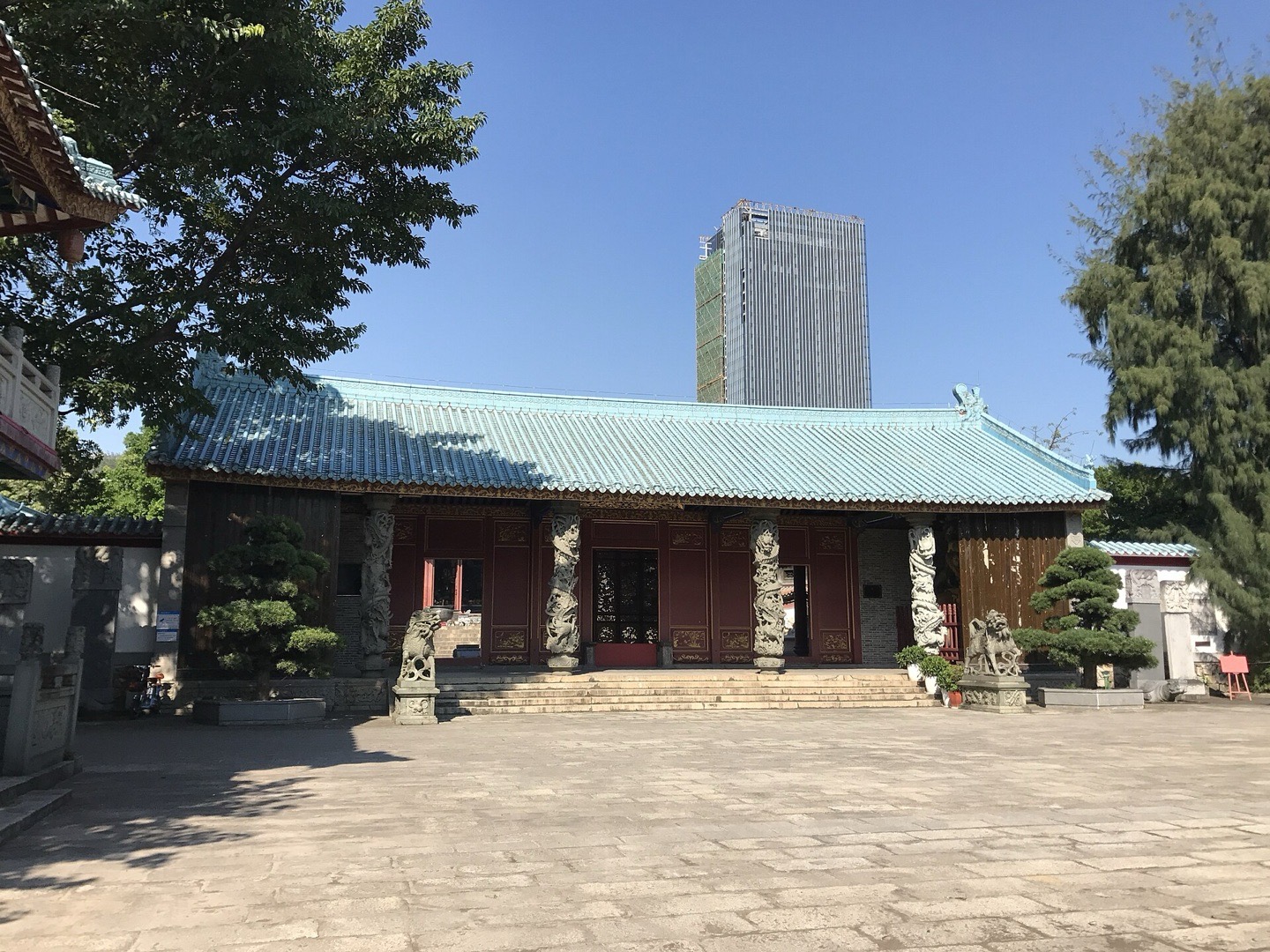 The temple gate — Mazu is the shared faith of this entire coastline. Photo: そらみみ / CC BY-SA 4.0