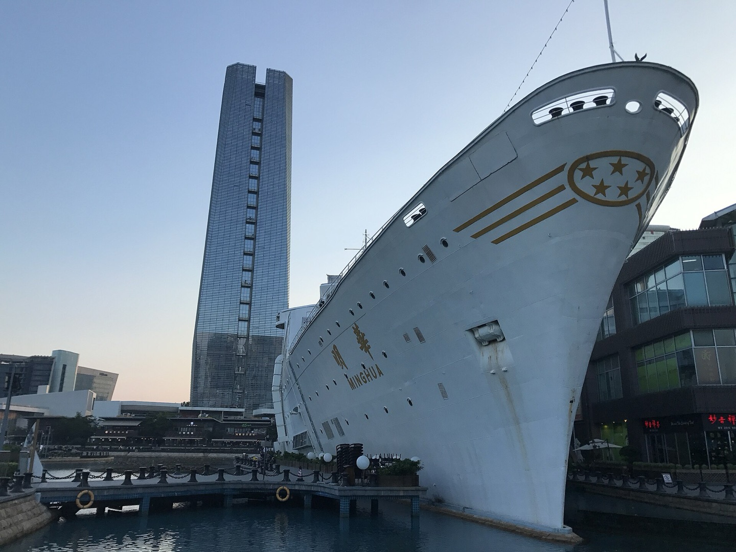The beached Minghua liner and China Merchants Tower. Photo: そらみみ / CC BY-SA 4.0