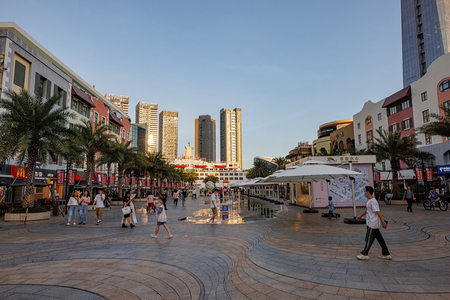 Sea World plaza, Shekou — where the reform era began in 1979. Photo: Dinkun Chen / CC BY-SA 4.0