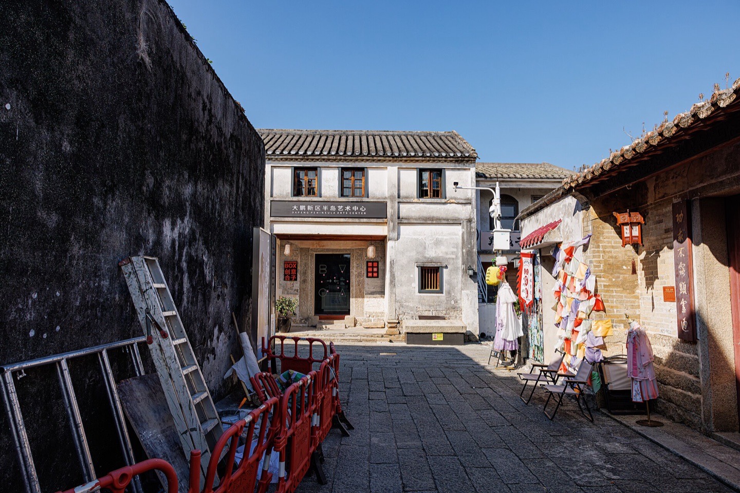 Ming-Qing lanes inside the fortress — people still live here. Photo: Dinkun Chen / CC BY-SA 4.0