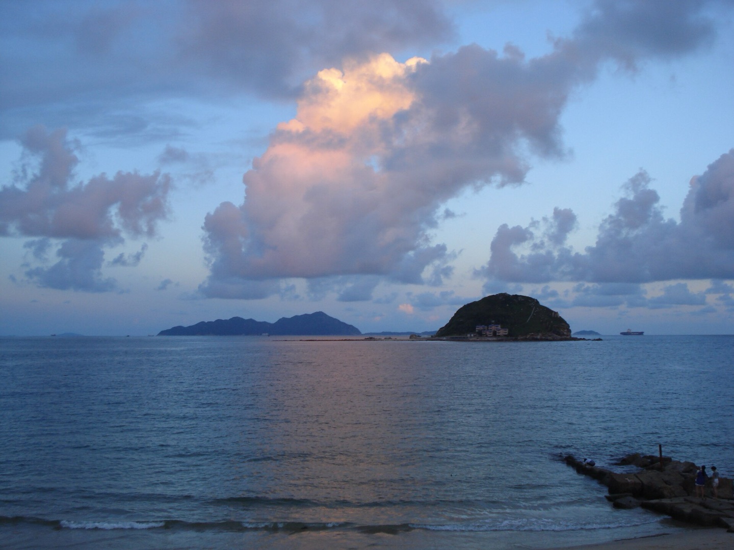 Sunset at Xichong — autumn nights fall early, watch the last bus. Photo: Clestur / Public domain