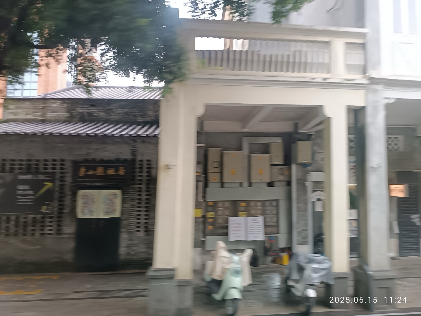 The qilou arcades of Enning Road and Yongqingfang. Photo: MeiOLA 2290 WMENSZ / CC0