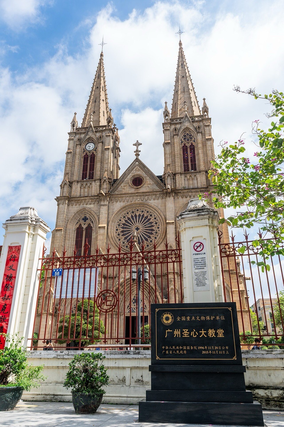 Sacred Heart Cathedral, all-granite Gothic, completed 1888. Photo: Shujianyang / CC BY-SA 4.0