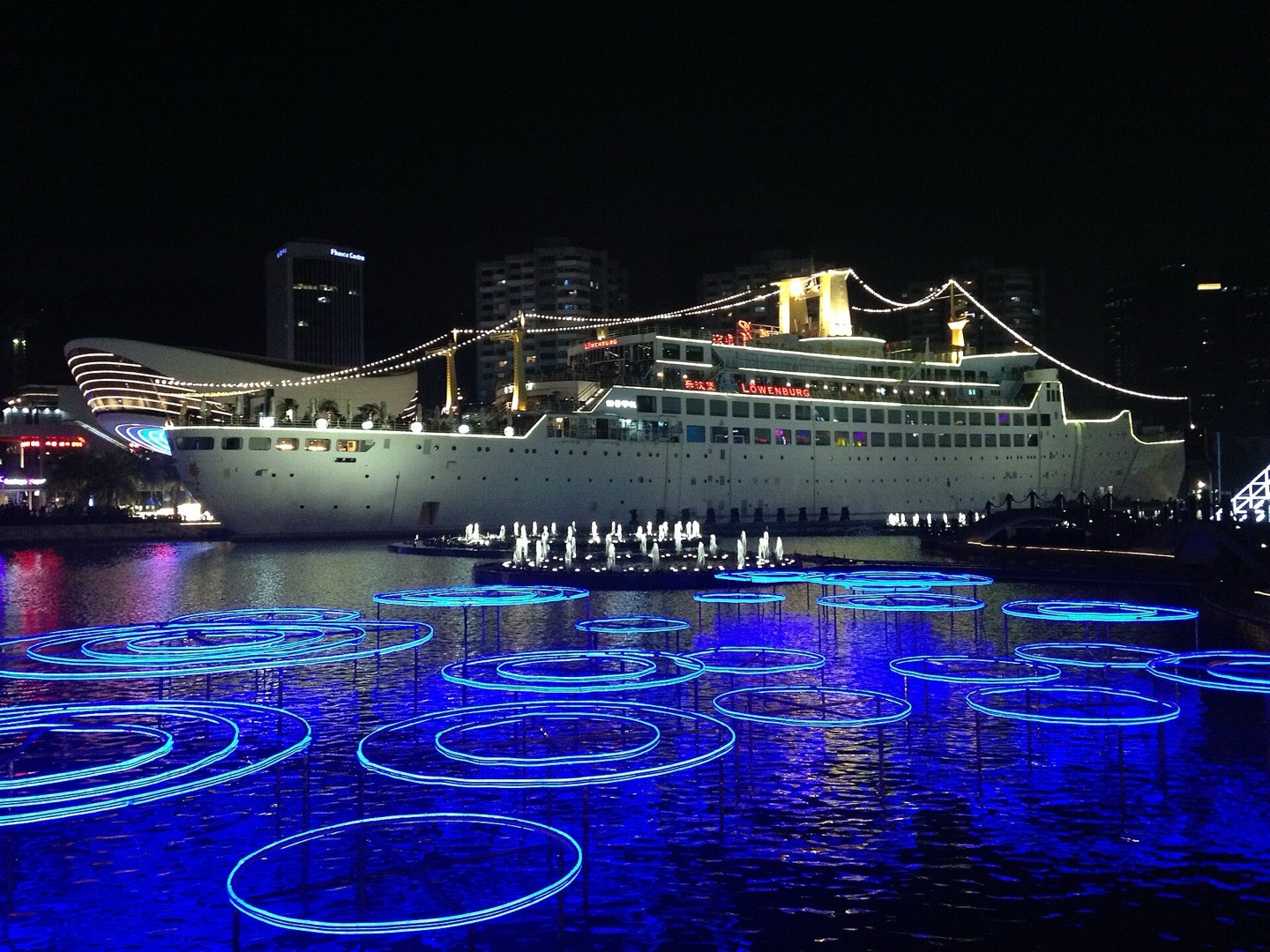 Shekou after dark — the most expat-heavy pocket of Shenzhen, with noticeably more English signage. Photo: そらみみ (Soramimi) / CC BY-SA 4.0